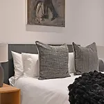 Luna - Luxurious 2 Bedroom City Apartment On Bree Street!