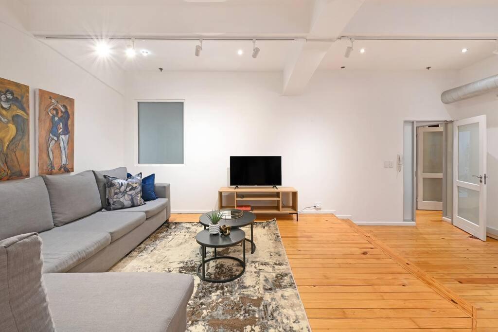 Luna - Luxurious 2 Bedroom City On Bree Street! * Cape Town