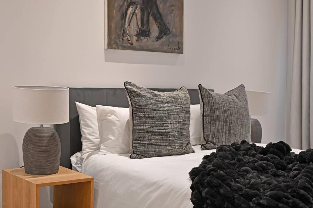 Luna - Luxurious 2 Bedroom City On Bree Street! Cape Town
