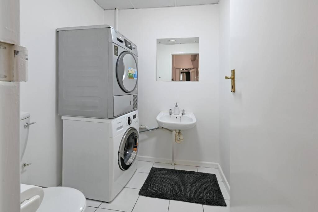 Luna - Luxurious 2 Bedroom City On Bree Street! * Cape Town