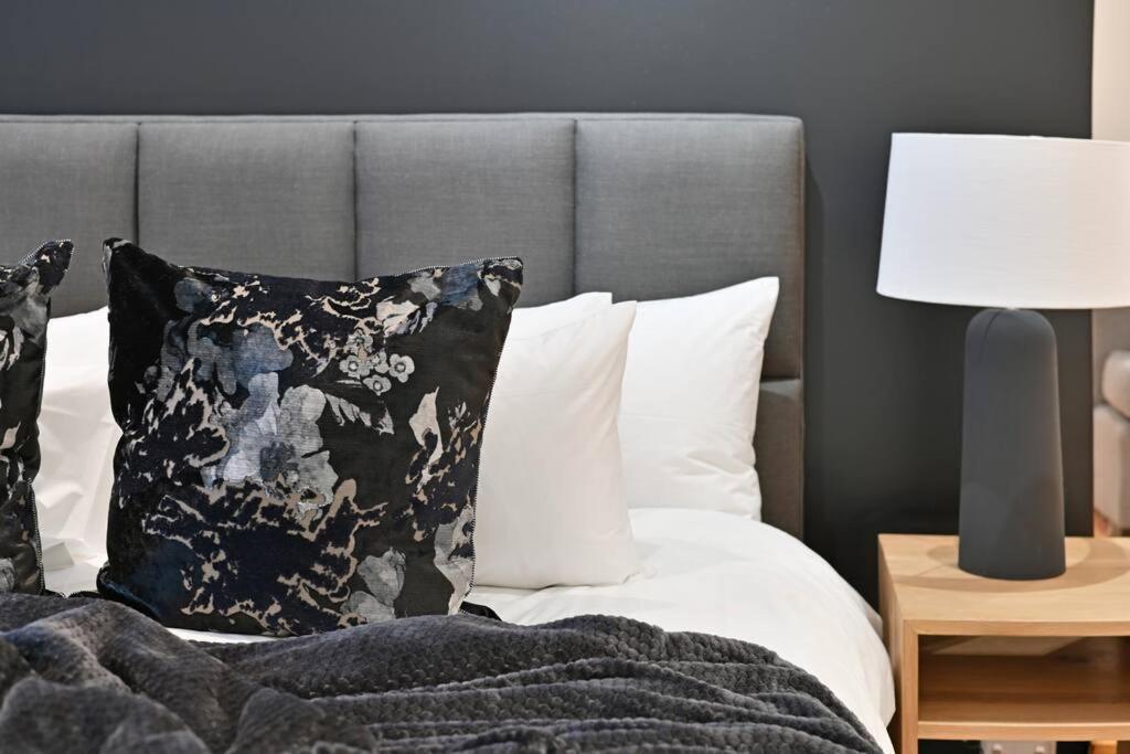 Luna - Luxurious 2 Bedroom City On Bree Street!