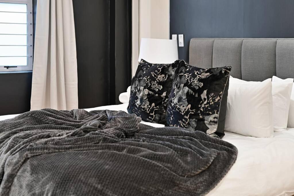Luna - Luxurious 2 Bedroom City On Bree Street! * Cape Town